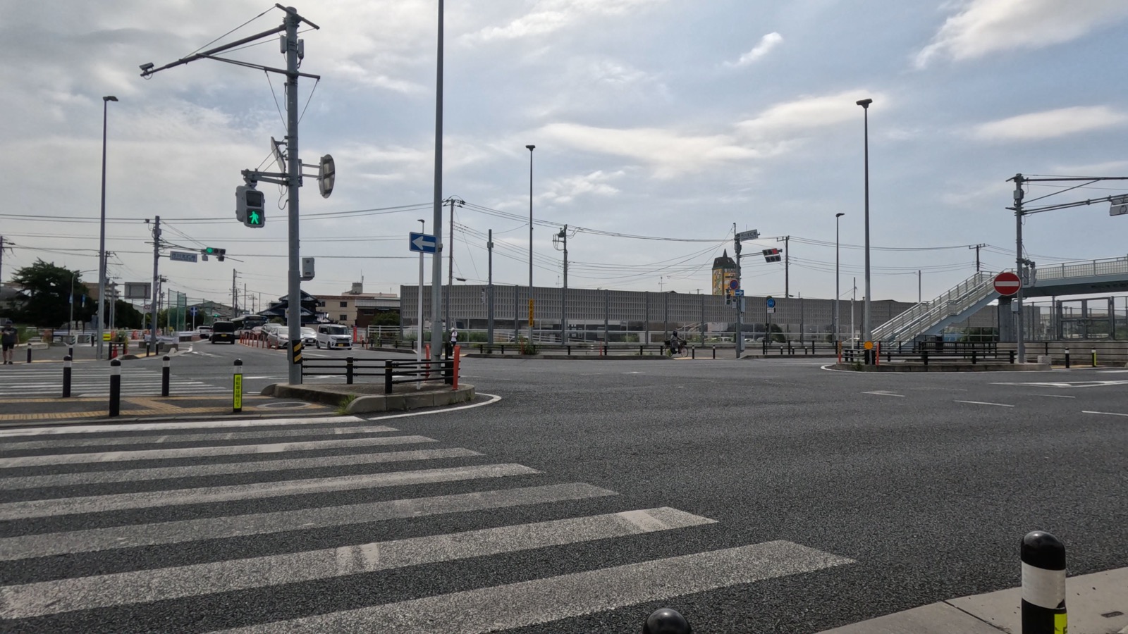 国道298号沿いの交差点。防音壁と歩道橋が見える