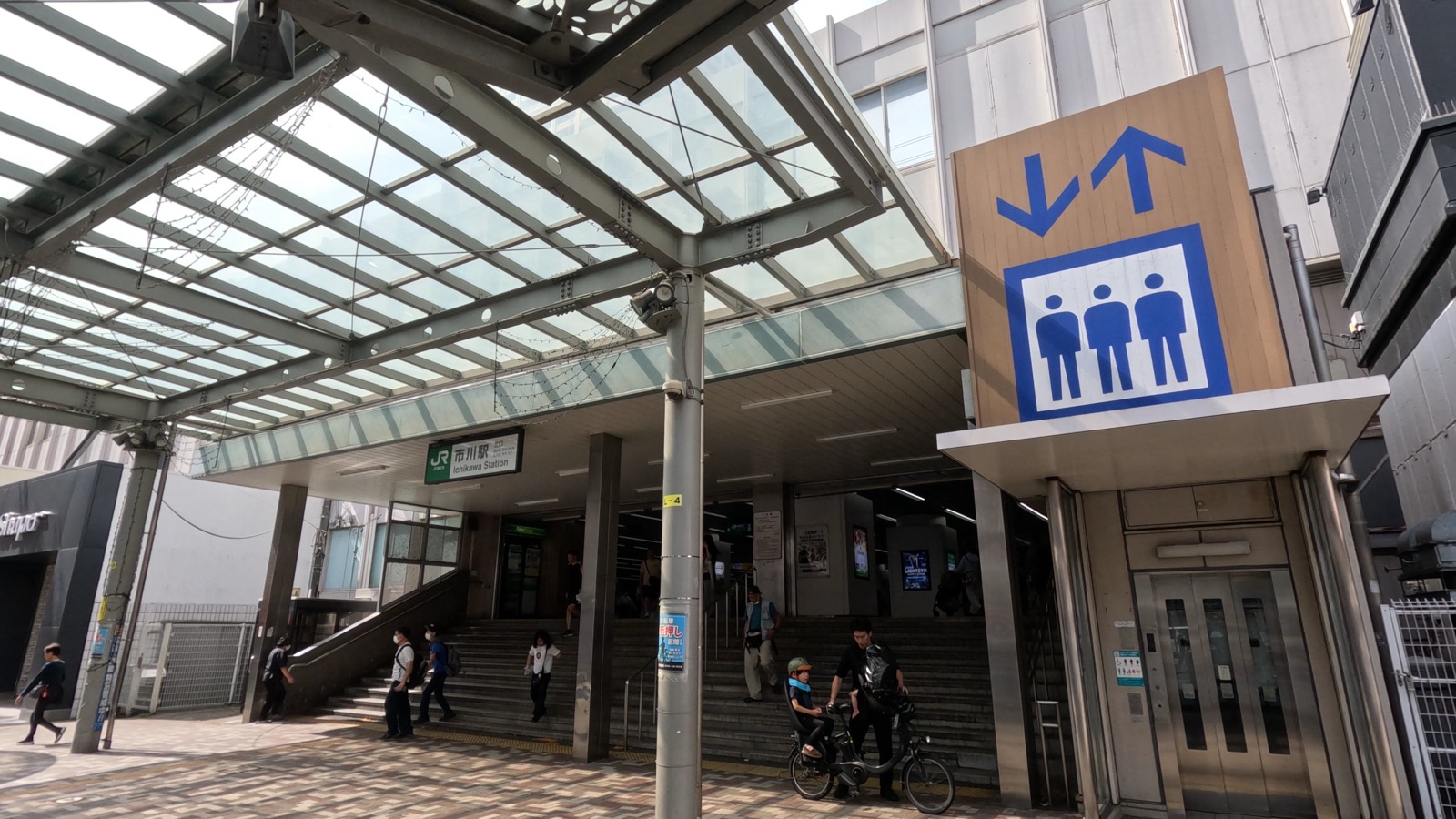 JR市川駅の北口。ペデストリアンデッキとエレベーターがある入口