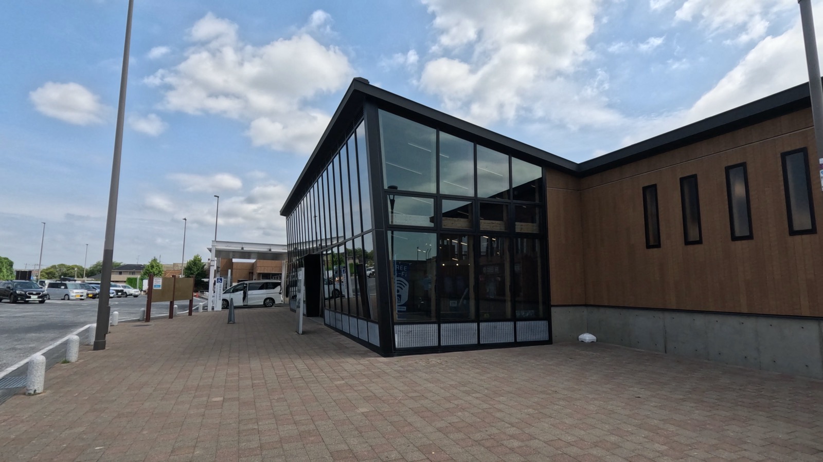 朝の道の駅いちかわ。ガラス張りの建物にまだシャッターが下りている店舗もある
