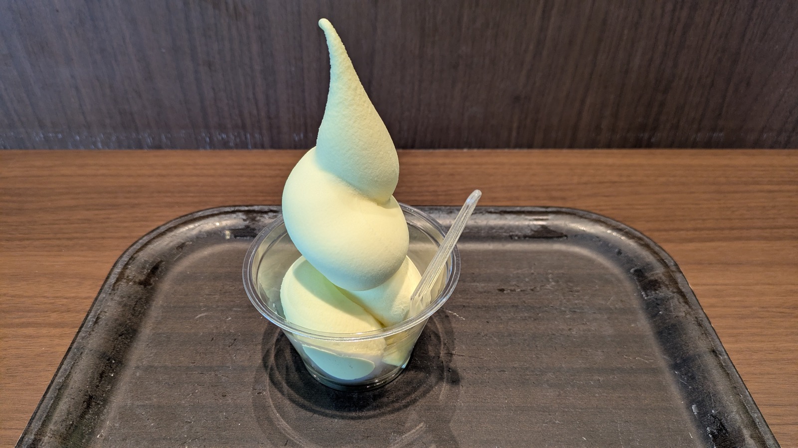 カップに背高く絞られた、淡い緑の梨ソフトクリーム