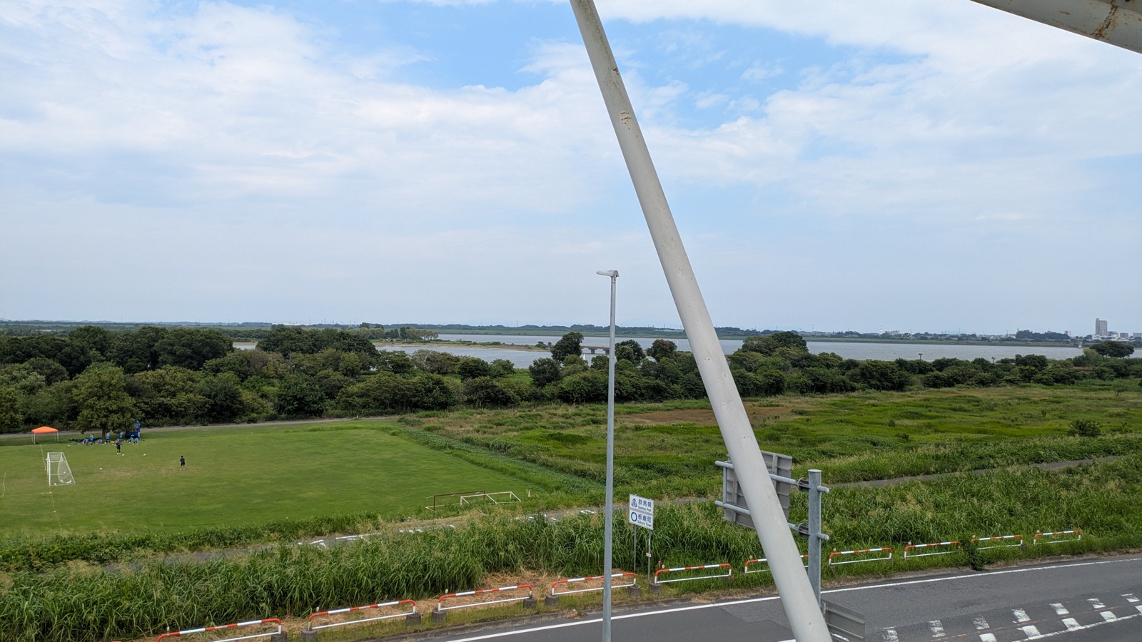 展望デッキから見た渡良瀬遊水地。空と雲が大きく広がり、その先に大きな水面が見える