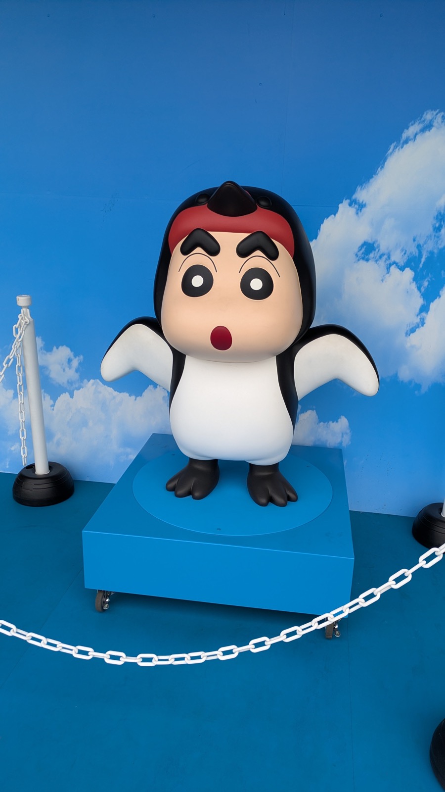 ツバメの着ぐるみを着たクレヨンしんちゃんの立像