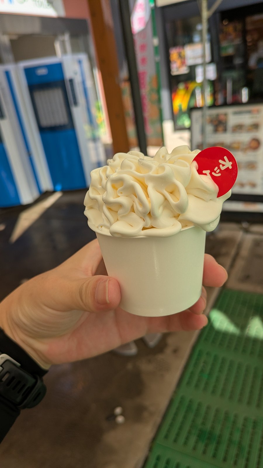 べに花の形に絞られた白いミルクソフトクリーム