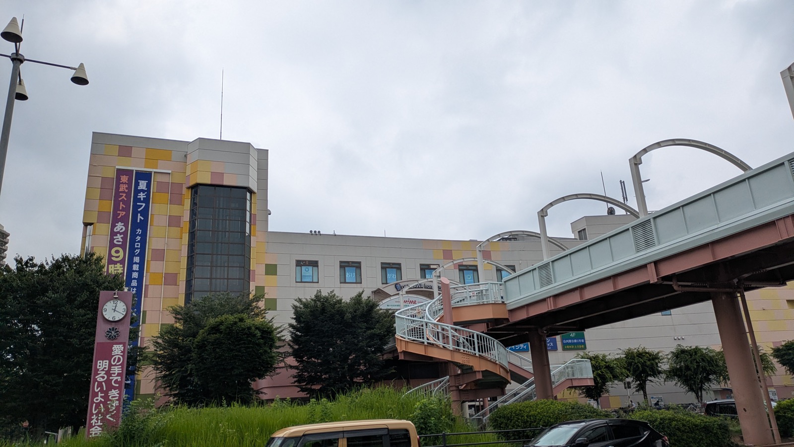 桶川駅前に建つ、東武ストアが入る商業施設「パトリア桶川店」とペデストリアンデッキ