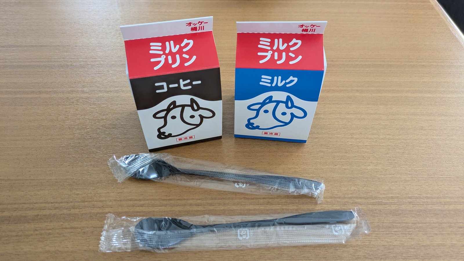 牛乳パック型の紙箱に入ったオッケー桶川のミルクプリン、コーヒーとミルクの2種