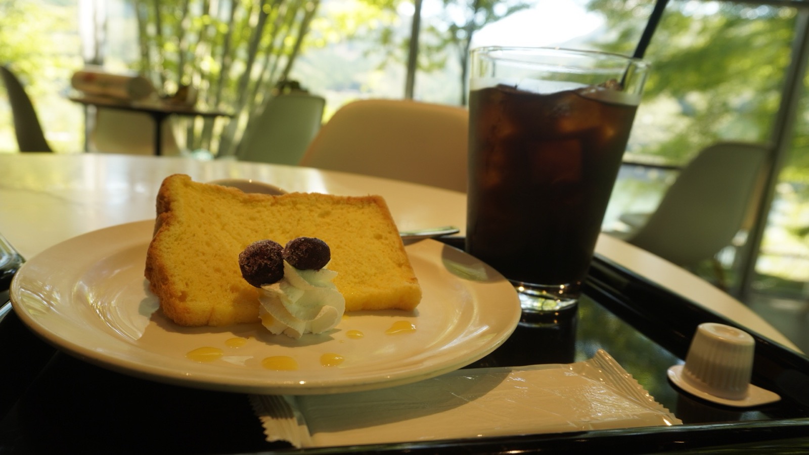 プレーンのシフォンケーキとアイスの水出しコーヒー