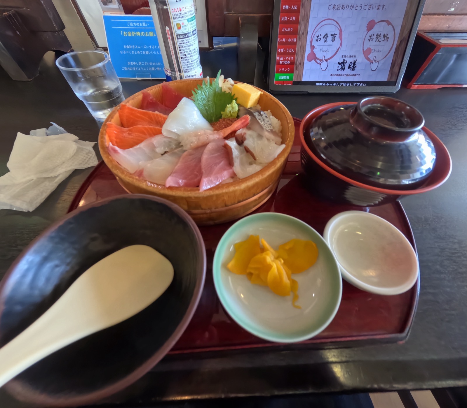 マグロ・サーモン・イカ・エビ・イクラなどがのった海鮮丼と汁椀、香の物のお盆