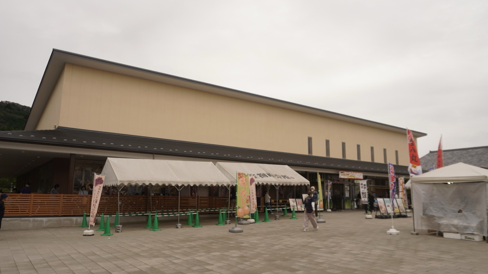 道の駅おがわまちの外観。物販・飲食棟の前に和紙あんぱんなどののぼりが並ぶ